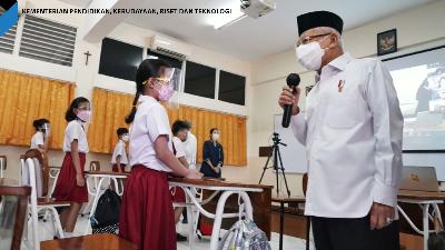 Wakil Presiden Ma'ruf Amin meninjau pelaksanaan pembelajaran tatap muka (PTM) di salah satu sekolah di Jakarta, Rabu, 8 September 2021. Dok: BPIM-Setwapres