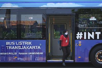 Petugas mengikuti uji coba bus Transjakarta berbahan bakar listrik di Kantor pusat PT Transjakarta, Jakarta, 10 September 2021. TEMPO/Muhammad Hidayat