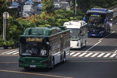 Tiga bus listrik mengikuti uji coba di Jalan MH Thamrin, Jakarta, 29 April 2019. ANTARA/Aprillio Akbar