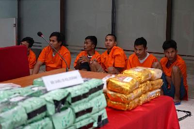 Para tersangka dan barang bukti yang dihadirkan saat rilis pengungkapan peredaran gelap narkotika di Bareskrim Polri, Jakarta, 12 Februari 2020. TEMPO/Muhammad Hidayat