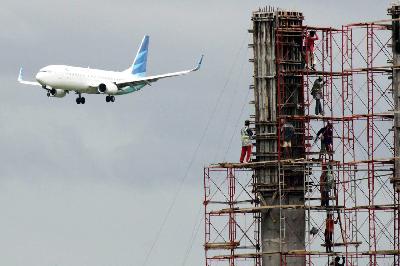 Pesawat Garuda Indonesia bersiap mendarat di Bandara Sultan Hasanuddin, Makassar. Dok. TEMPO/Fahmi Ali