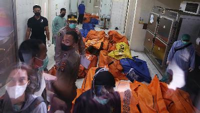 The bodies of the prison fire victims at the Police Hospital, Kramat Jati, before they are taken to the Tangerang Regional Hospital, Tangerang, Banten, September 8.
Antara/Muhammad Iqbal
