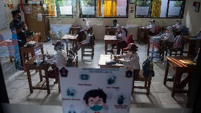 Students taking part in in-class learning at Pondok Labu 14 State Elementary School, South Jakarta, August 30. A total of 610 schools in the capital city held limited in-class learning with strict health protocols.
Antara/Sigid Kurniawan
