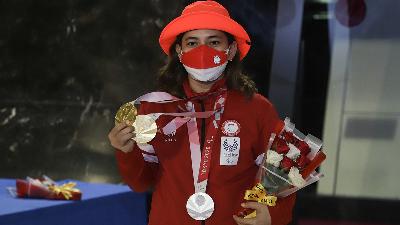 Leani Ratri Oktila, winner of two gold medals and one silver medal for badminton in Tokyo 2020 Paralympic, poses with the her medals upon arrival at Soekarno Hatta International Airport, Tangerang, Banten, September 7. The Indonesian contingent managed to bring home nine medals at the 2020 Tokyo Paralympics.
Antara/Fauzan
