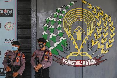 Polisi berjaga di pintu masuk Lapas Dewasa Tangerang Klas 1 A di Tangerang, Banten, 8 September 2021. TEMPO / Hilman Fathurrahman W