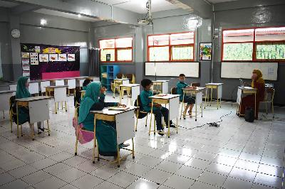 Siswa sekolah dasar mengikuti pelajaran tatap muka terbatas di Bandung, Jawa Barat, 8 September 2021. TEMPO/Prima Mulia