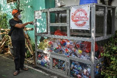 Pegiat lingkungan, Adian Sudiana menunjukan bank sampah yang terdapat di RW 03 Kelurahan Cempaka Putih Timur, Jakarta, 11 Agustus 2021. TEMPO / Hilman Fathurrahman W
