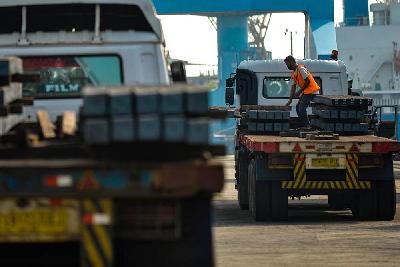 Bongkar muat baja billet di pelabuhan Tanjung Priok, Jakarta, 3 Juni 2021. Tempo/Tony Hartawan