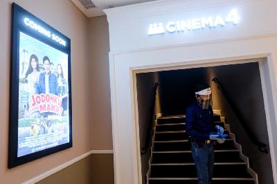 Petugas membersihkan bioskop Cinepolis di Mall Metro Kebayoran, Cipulir, Jakarta, 23 Oktober 2020. TEMPO/Hilman Fathurrahman W