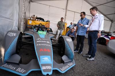 Gubernur Anies Baswedan dan mobil balap Formula E di New York, Juli 2019. Dok Facebook/AniesBaswedan