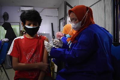 Vaksinator menyuntik vaksin Covid-19 Sinovac di Puskesmas Antapani Tengah, Bandung, Jawa Barat, 30 Agutus 2021. TEMPO/Prima Mulia