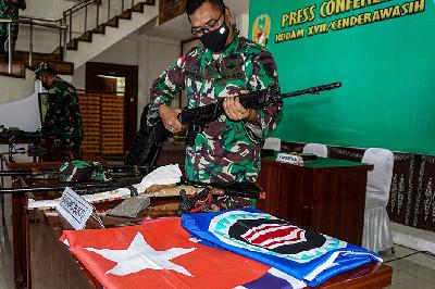 Prajurit TNI memperlihatkan barang bukti senjata laras panjang saat konferensi pers penangkapan anggota Kelompok Separatis Teroris Papua (KSTP) di Makodam Cenderawasih, Jayapura, Papua, 8 September 2021. ANTARA/Indrayadi TH