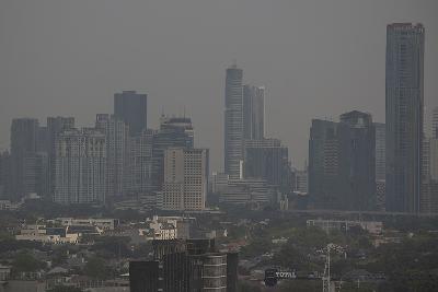 Kabut menyelimuti sejumlah gedung pada siang hari di Jakarta, 11 Agustus 2021. ANTARA/Aditya Pradana Putra