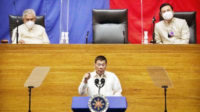 Presiden Filipina Rodrigo Duterte menyampaikan Pidato Kenegaraan  di House of Representative di Quezon City, Metro Manila, Filipina, 26 Juli 2021. REUTERS/ Lisa Marie David