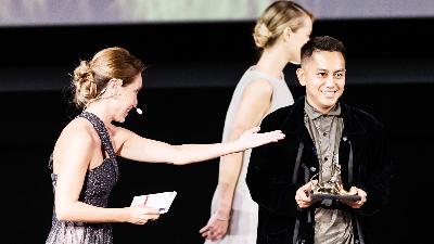 Produser Muhammad Zaidy Amirrudin saat menerima penghargaan Golden Leopard dalam ajang Festiva; Film Locarno ke-74, di Swiss, Agustus 2021. © Locarno Film Festival/Ti-Press/Massimo Pedrazzini