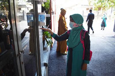 Seorang siswi menggunakan hand sanitizer di SD Ar Rafi, Bandung, 8 September 2021. TEMPO/Prima Mulia