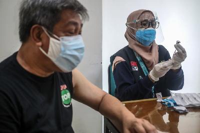 Vaksinator menyiapkan vaksin Covid-19 Pfizer di Puskesmas Lebak Bulus, Jakarta, 23 Agustus 2021. TEMPO/Hilman Fathurrahman W