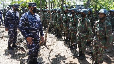 Navy Chief of Staff Adm. Yudo Margono (second left) inspecting cadets and command education students of the Indonesian Navy Marine Corps soldiers at the Marine Corps Battle Training Center (Puslatpur) 5 Baluran, Situbondo, East Java, August 21.
Antara/Seno
