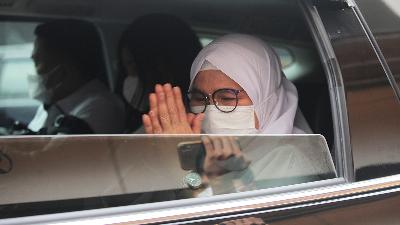 KPK Deputy Chairperson, Lili Pintauli Siregar, after attending the Ethics Session in Jakarta, August 30. The KPK Supervisory Board imposed a sanction of a 40 percent reduction in basic salary for 12 months on Lili Pintauli Siregar for malfeasance.
Antara/Reno Esnir
