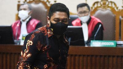 KPK investigator Stepanus Robin Pattuju at the indictment reading in the Corruption Court, Jakarta, September 13.
Tempo/Imam Sukamto
