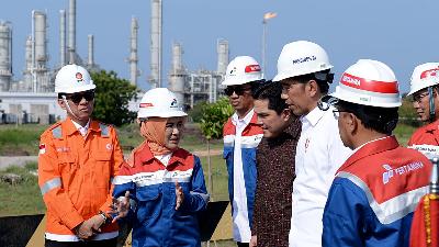 President Joko Widodo (in white shirt) with of State-Owned Enterprises Minister Erick Thohir (batik shirt) and Pertamina CEO Nicke Widyawati (second from left) inspecting Trans Pacific Petrochemical Indotama’s (TPPI) refinery in Tuban, Est Java, December 2019.
Photo: BPMI
