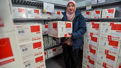 Director of Prevention and Control of Vector and Zoonotic Infectious Diseases at the Directorate-General of P2P of the Health Ministry, Siti Nadia Tarmizi, poses among stacks of Sinovac Covid-19 vaccines at the Jakarta Health Office, September 17.
Tempo/Tony Hartawan
