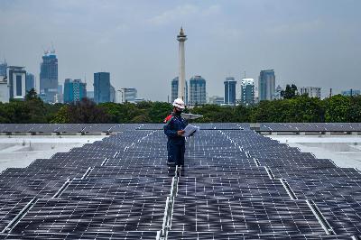 Petugas memeriksa instalasi panel surya di Masjid Istiqlal, Jakarta, 3 September 2020. TEMPO/Tony Hartawan