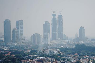 Gedung bertingkat diselimuti polusi udara di Jakarta, 29 Juli 2020. TEMPO/Muhammad Hidayat