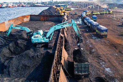 Bongkar muat batu bara di Pelabuhan Karya Citra Nusantara (KCN) Marunda, Jakarta. TEMPO/Tony Hartawan