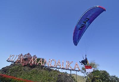 Wisatawan terbang menggunakan paralayang di Destinasi Super Prioritas Nasional Mandalika Kecamatan Pujut, Praya, Lombok Tengah, 21 Agustus 2021. ANTARA/Ahmad Subaidi