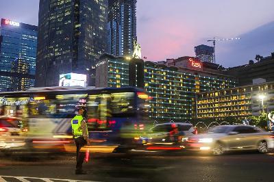 Anggota polisi mengatur arus lalu lintas di Kawasan Bundaran Hotel Indonesia, Jakarta, 20 September 2021. Tempo/Hilman Fathurrahman W