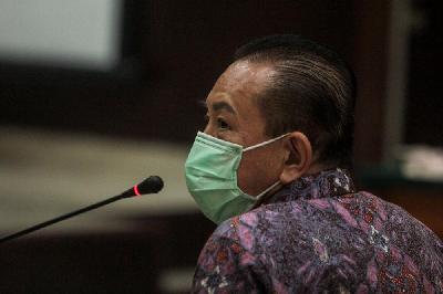 Terdakwa kasus pemalsuan surat jalan Joko Sugiarto Tjandra menjalani sidang putusan di Pengadilan Negeri Jakarta Timur, 22 Desember 2020. Tempo/Hilman Fathurrahman W