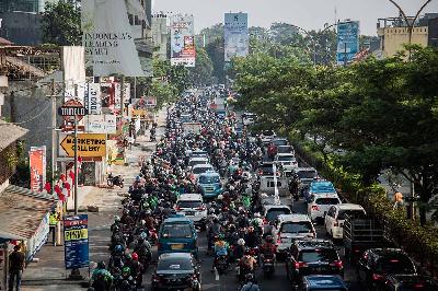 Kendaraan terjebak kemacetan di Jalan Raya Margonda, Depok, Jawa Barat, 9 Agustus 2021. TEMPO/M Taufan Rengganis