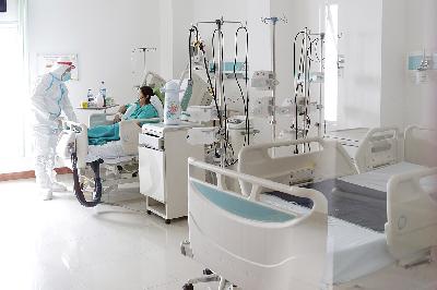 Tenaga kesehatan merawat pasien Covid-19 di RSUD Kramat Jati, Jakarta, 26 Agustus 2021. TEMPO/M Taufan Rengganis