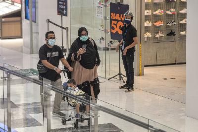 Pengunjung Lippo Mall Puri saat perpanjangan Pemberlakuan Pembatasan Kegiatan Masyarakat (PPKM) level 2-4  di Jakarta, 21 September 2021. TEMPO/Tony Hartawan