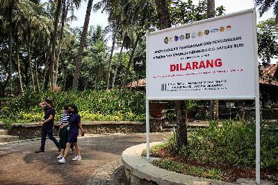 Warga melintas di samping plang penyitaan aset tanah milik obligor BLBI di kawasan Kelapa Dua, Kabupaten Tangerang, Banten, 3 September 2021.  ANTARA/Fauzan