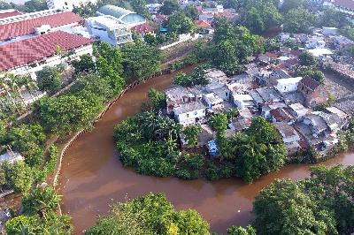Pemukiman bantaran sungai Ciliwung di RT 15 RW 03, Kelurahan Cawang, Jakarta, 20 September 2021. TEMPO/Subekti