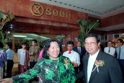 Sjamsul Nursalim dan istrinya Itjih Sjamsul Nursalim pada acara pembukaan Sogo Department Store di Plaza Indonesia, Jakarta, 1990. Dok. TEMPO/Ronald Agusta