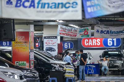 Penjualan mobil bekas di Bursa Mobil Bekas Mangga dua, Jakarta, 21 Desember 2021. Tempo/Tony Hartawan