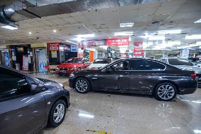 Penjualan mobil bekas di Bursa Mobil Bekas Mangga dua, Jakarta, 21 Desember 2020. Tempo/Tony Hartawan