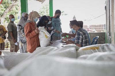 Warga antre untuk mendapatkan bantuan beras bantuan sosial di Sukatani, Tapos, Depok, 19 Agustus 2021. TEMPO/M Taufan Rengganis