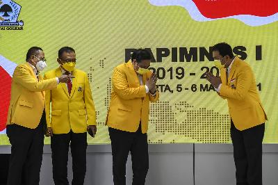 Ketua Umum Partai Golkar Airlangga Hartarto (kedua kanan) dan Wakil Ketua Umum Azis Syamsuddin (kanan) saat Rapat Pimpinan Nasional (Rapimnas) Partai Golkar di DPP Partai Golkar, Jakarta, 5 maret 2021. ANTARA/Galih Pradipta