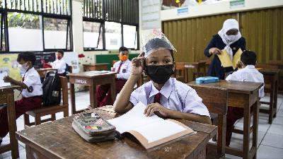 Sejumlah siswa mengikuti pembelajaran tatap muka di sebuah sekolah dasar di Jakarta Selatan, 30 Agustus 2021. ANTARA/Sigid Kurniawan