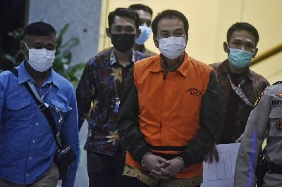Wakil ketua DPR, Aziz Syamsuddin, resmi memakai rompi tahanan seusai menjalani pemeriksaan pasca dilakukan penangkapan paksa oleh tim penyidik, di gedung Komisi Pemberantasan Korupsi, Jakarta, 25 September 2021. TEMPO/Imam Sukamto