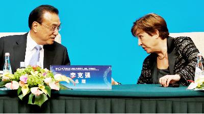 Direktur Pelaksana IMF Kristalina Georgieva (kanan) berbicara dengan Perdana Menteri China Li Keqiang di Beijing, China November 2019. REUTERS/Florence Lo