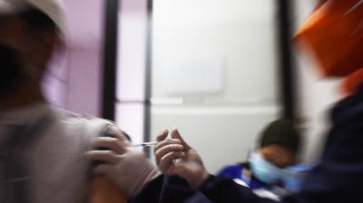 Petugas menyuntik vaksin Covid-19 Sinovac saat vaksinasi massal bagi 2.000 orang warga di Bandung , 30 Agutus 2021. TEMPO/Prima Mulia