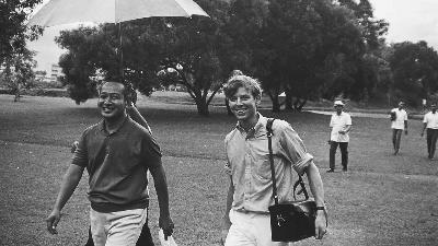 Soeharto (kiri) dan David Jenkins di Rawamangun, Jakarta, 1970. Foto: Burt Glinn/Dok. David Jenkins