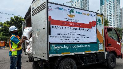 Pekerja mengangkut beras yang akan disalurkan ke dalam truk BGR Logistics saat peluncuran program bantuan sosial beras Bulog dan Kemensos untuk 10 juta keluarga penerima manfaat program keluarga harapan (KPM-PKH) di Kelapa Gading, Jakarta, 2 September 2020./TEMPO/Tony Hartawan