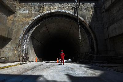 Terowongan kereta cepat Indonesia China di tunel 1 inlet sepanjang 1467 meter di Halim, Jakarta, 23 September 2021. Tempo/Tony Hartawan