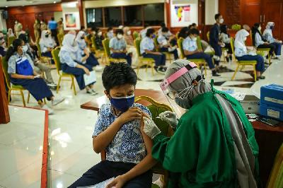 Petugas medis menyuntikkan vaksin Covid-19 kepada pelajar di Kantor Walikota Jakarta Selatan, 6 Juli 2021. Tempo/Hilman Fathurrahman W